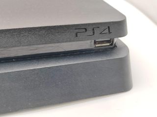 CONSOLA PS4 SLIM 500GB NEGRO + CABLES * MARCAS DE USO *