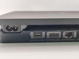 CONSOLA PS4 SLIM 500GB NEGRO + CABLES * MARCAS DE USO *