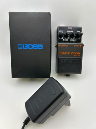 PEDAL MULTIEFECTOS GUITARRA BOSS METAL ZONE MT-2 + CAJA + CARGADOR
