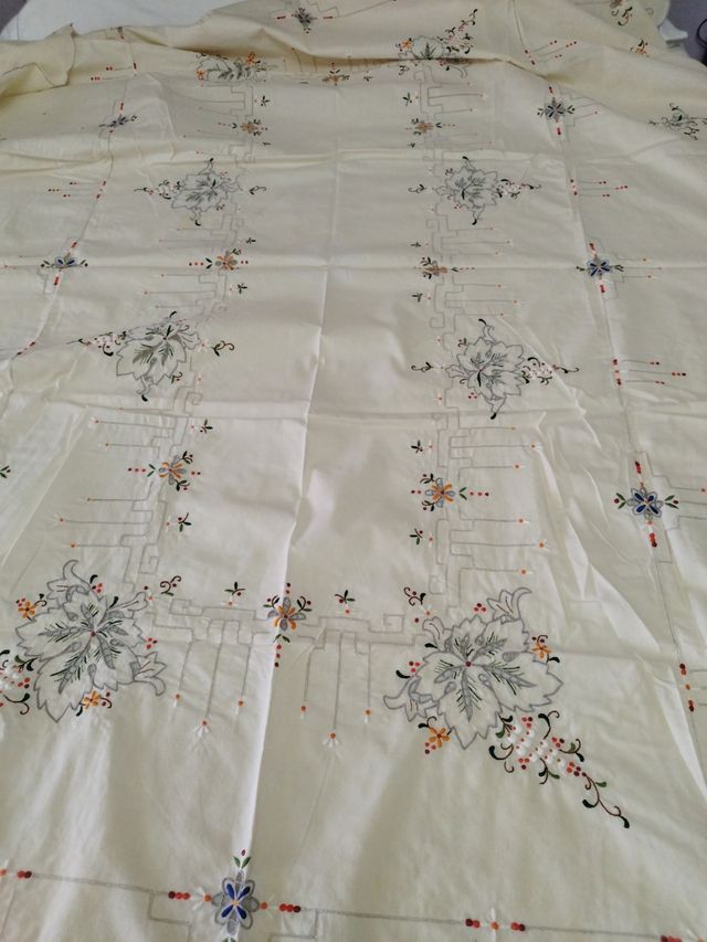 Mantel antiguo bordado