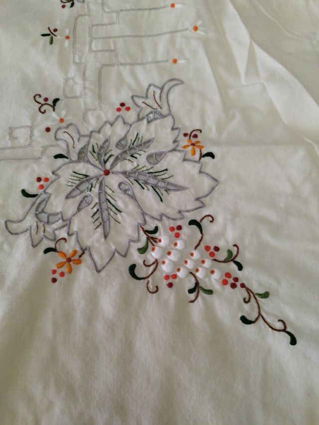 Mantel antiguo bordado