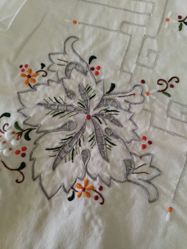 Mantel antiguo bordado