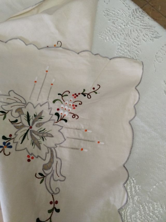 Mantel antiguo bordado