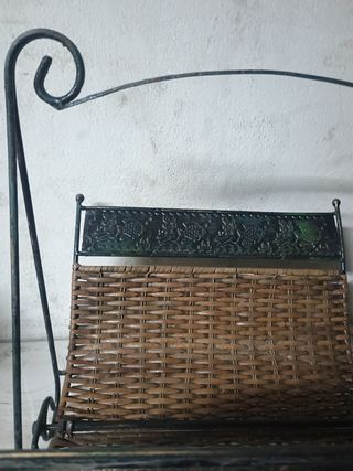 Revistero vintage metal y mimbre