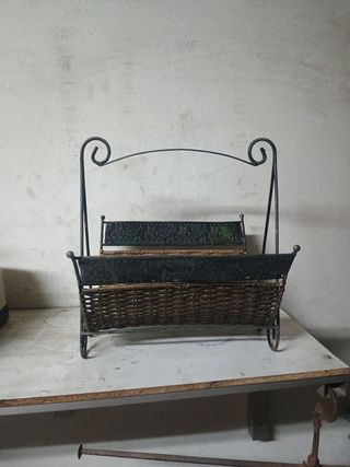 Revistero vintage metal y mimbre