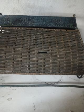 Revistero vintage metal y mimbre
