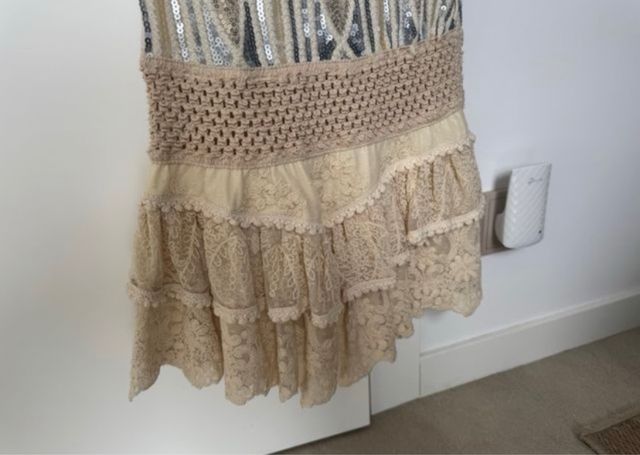 Vestido lentejuelas beige y plata