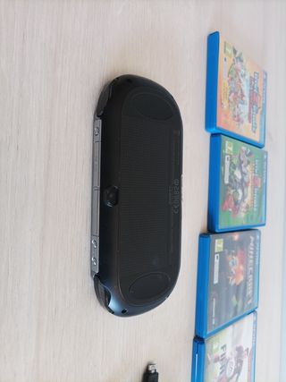 PS Vita (PlayStation Vita) nera+ caricabatterie+ giochi