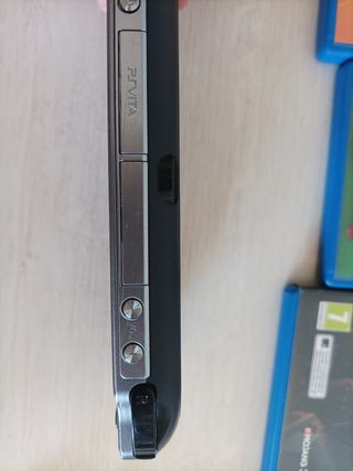 PS Vita (PlayStation Vita) nera+ caricabatterie+ giochi