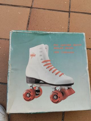 Patines de cuatro ruedas estilo retro.