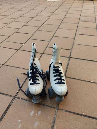 Patines de cuatro ruedas estilo retro.