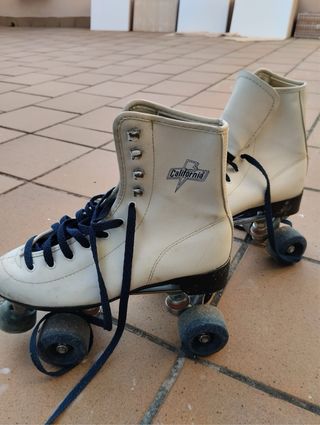 Patines de cuatro ruedas estilo retro.