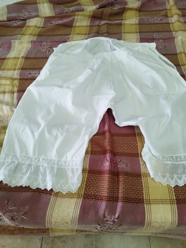 Pantalones antiguos encaje blanco