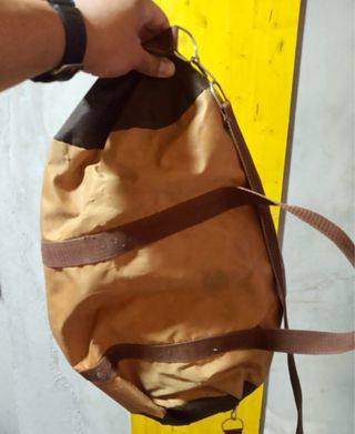 Bolsa de viaje beige y marrón