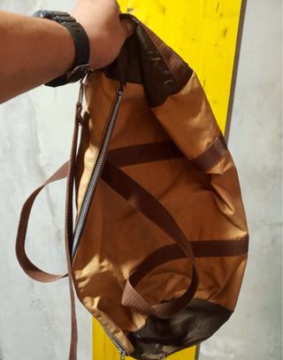 Bolsa de viaje beige y marrón