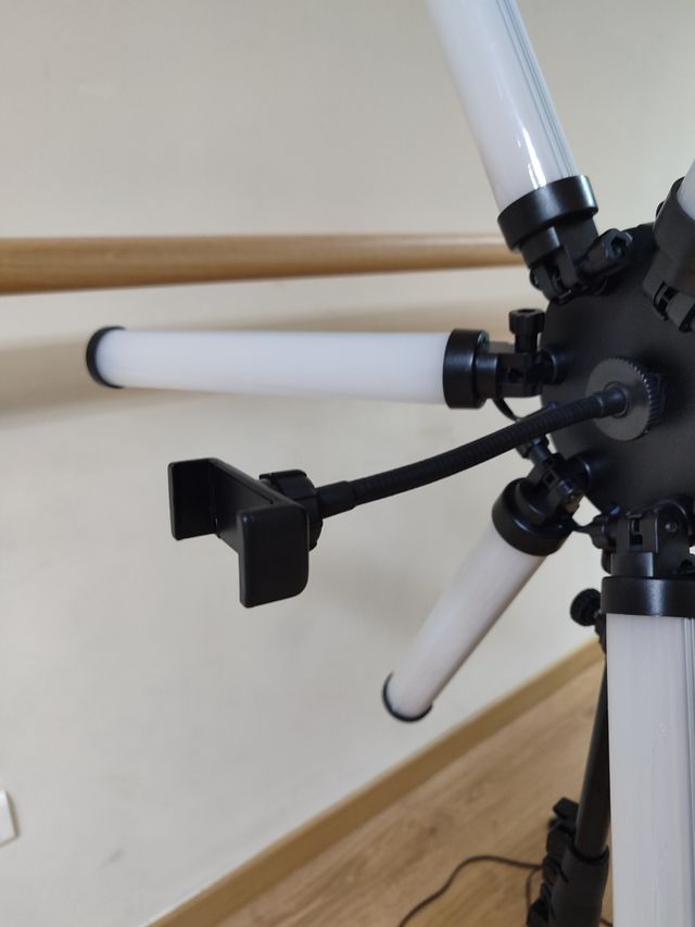 Lampara LED 6 brazos con soporte para móvil 