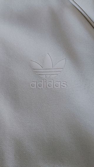 Chaqueta Adidas gris, nueva sin etiqueta.