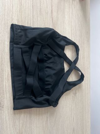 Top deportivo cruzado negro y leggings rosa