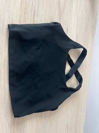 Top deportivo cruzado negro y leggings rosa