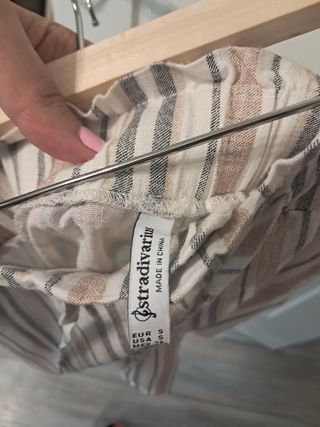 Pantalon/short corto de rayas.