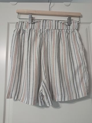 Pantalon/short corto de rayas.