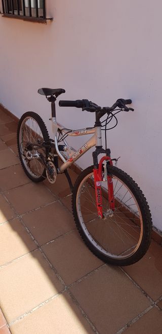 Bicicleta montaña 22" Romester con amortiguación