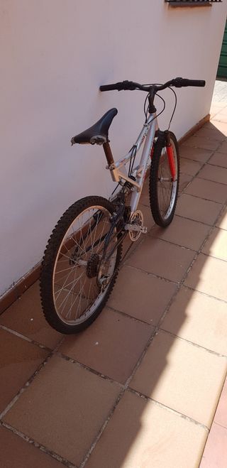 Bicicleta montaña 22" Romester con amortiguación
