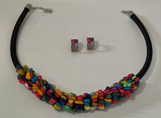 Collar y pendientes multicolor. Bisutería 