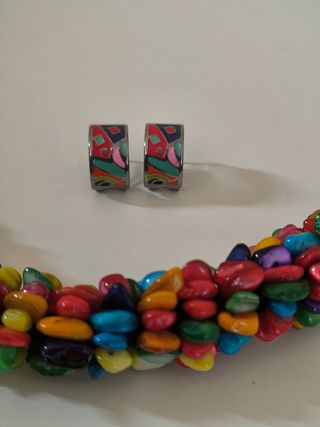 Collar y pendientes multicolor. Bisutería 