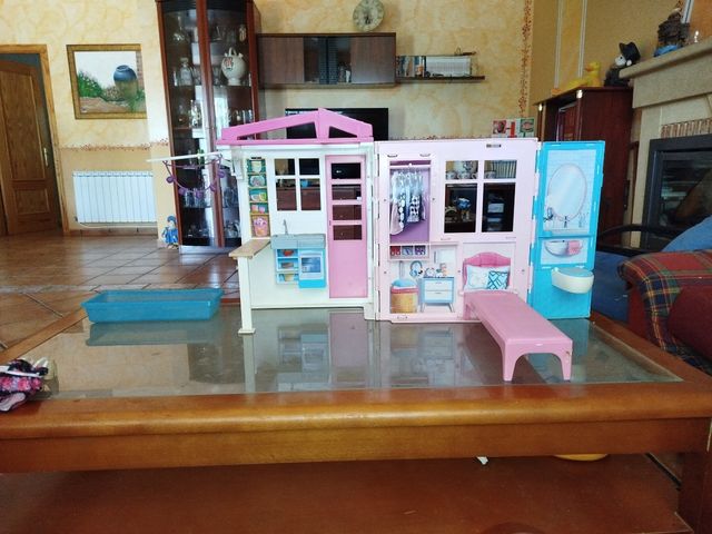 Casa Barbie + 2 muñecas + accesorios para Barbie.