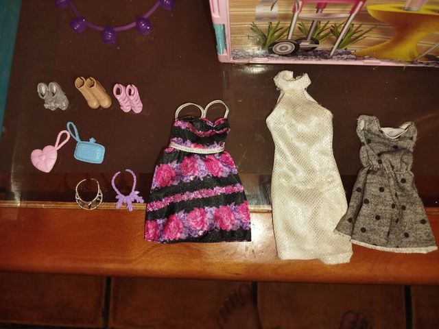 Casa Barbie + 2 muñecas + accesorios para Barbie.