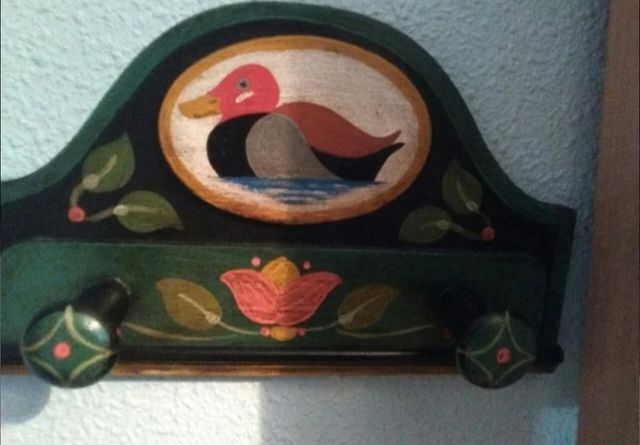 Perchero pintado a mano con patos