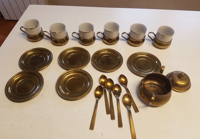 Vecchio servizio caffè in ceramica e ottone
