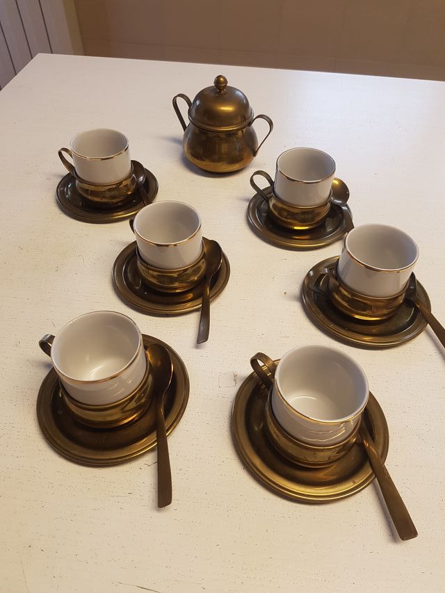 Vecchio servizio caffè in ceramica e ottone