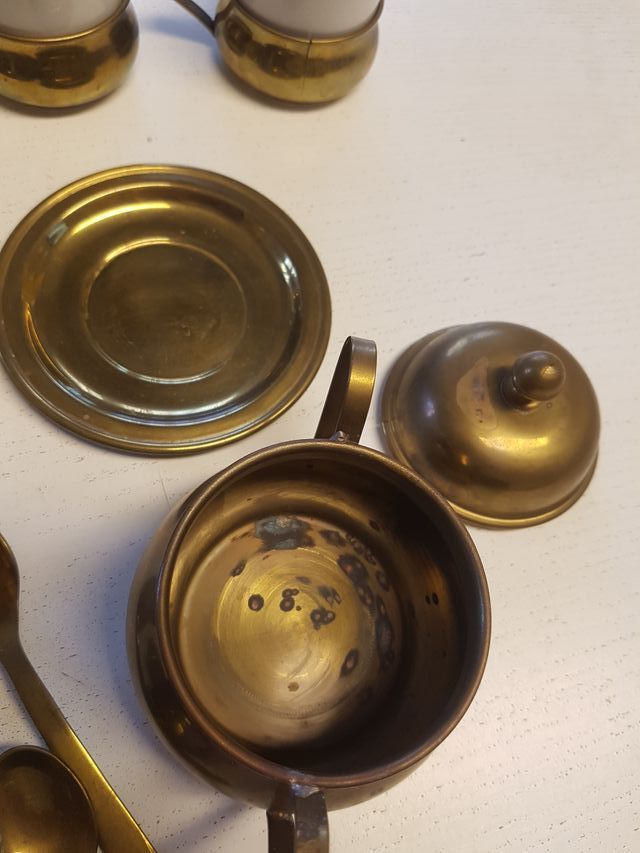 Vecchio servizio caffè in ceramica e ottone