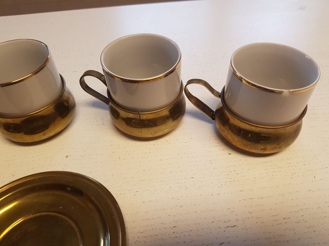 Vecchio servizio caffè in ceramica e ottone