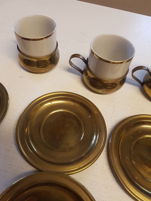 Vecchio servizio caffè in ceramica e ottone