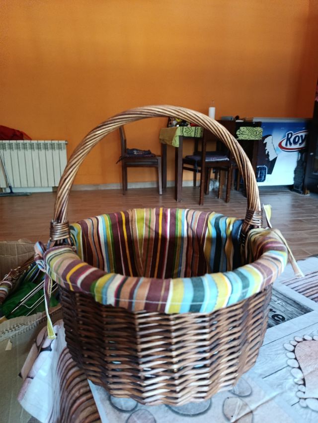 Cestino in vimini multicolore