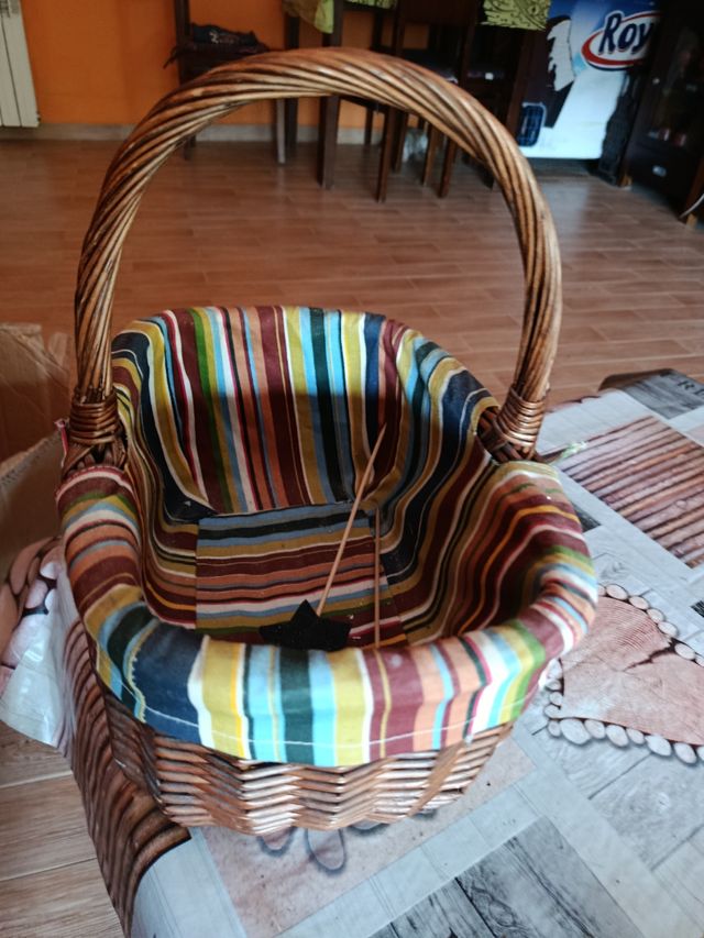 Cestino in vimini multicolore