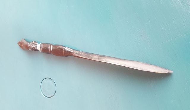 Tagliacarte lungo 35 Cm. Tribale intagliato a mano