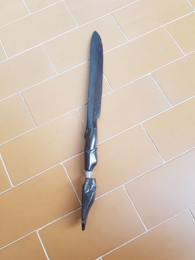 Tagliacarte lungo 35 Cm. Tribale intagliato a mano