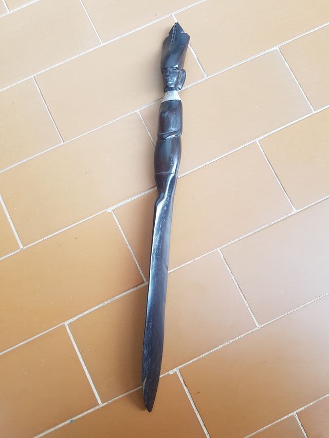 Tagliacarte lungo 35 Cm. Tribale intagliato a mano