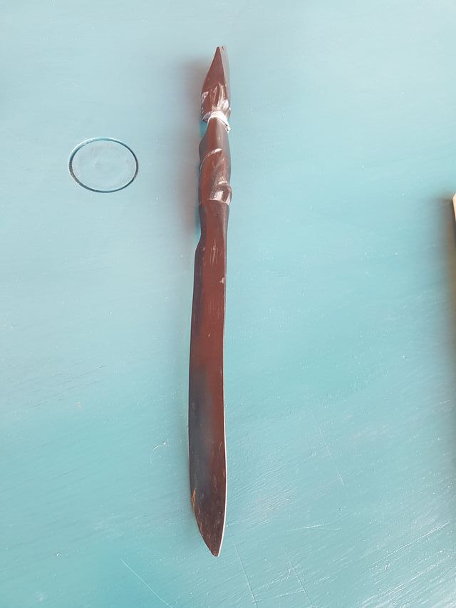 Tagliacarte lungo 35 Cm. Tribale intagliato a mano