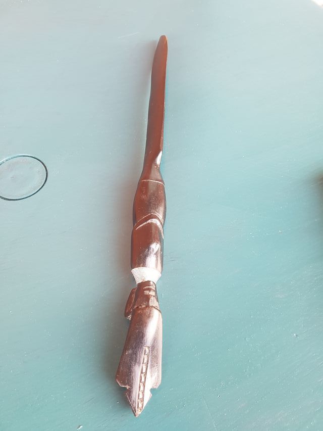 Tagliacarte lungo 35 Cm. Tribale intagliato a mano