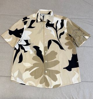 Camisa Zara estampada beige y negra