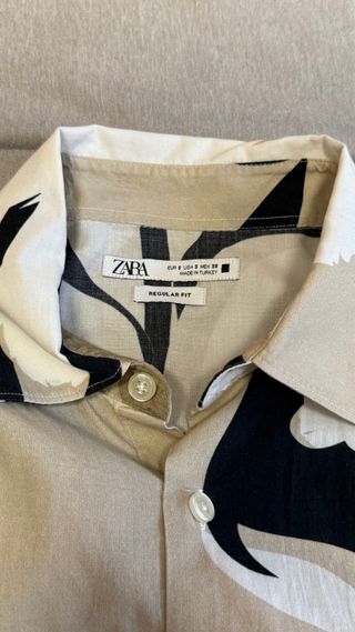 Camisa Zara estampada beige y negra