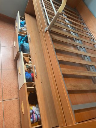 Cama litera infantil con escritorio y escaleras