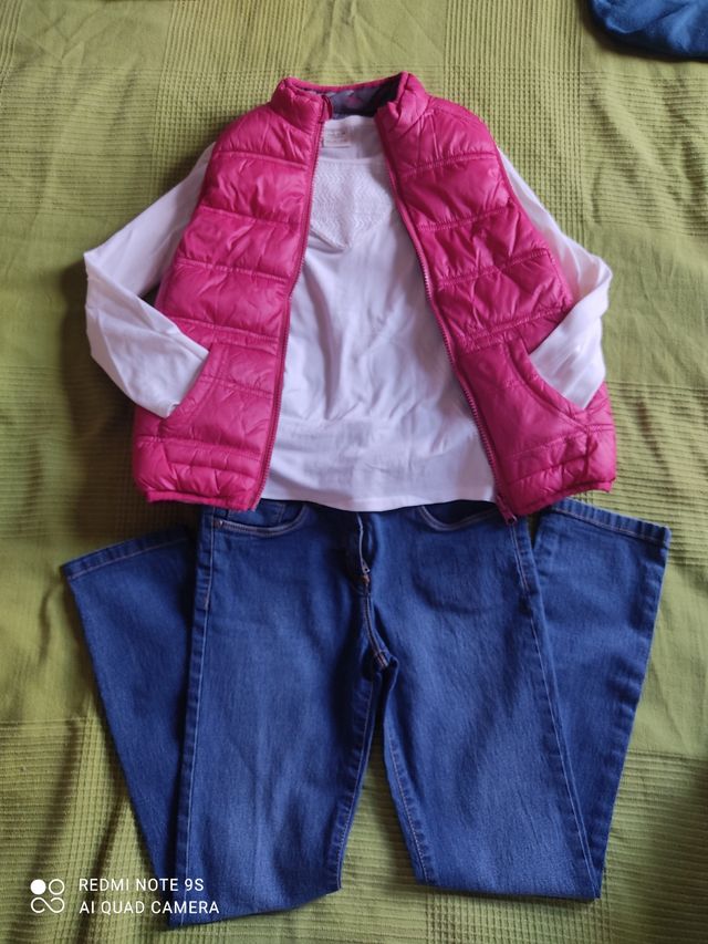 Ropa niña: chaleco rosa + camiseta + jeans