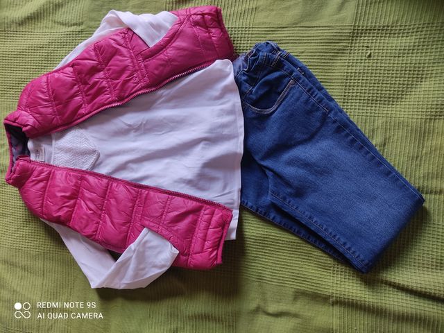 Ropa niña: chaleco rosa + camiseta + jeans