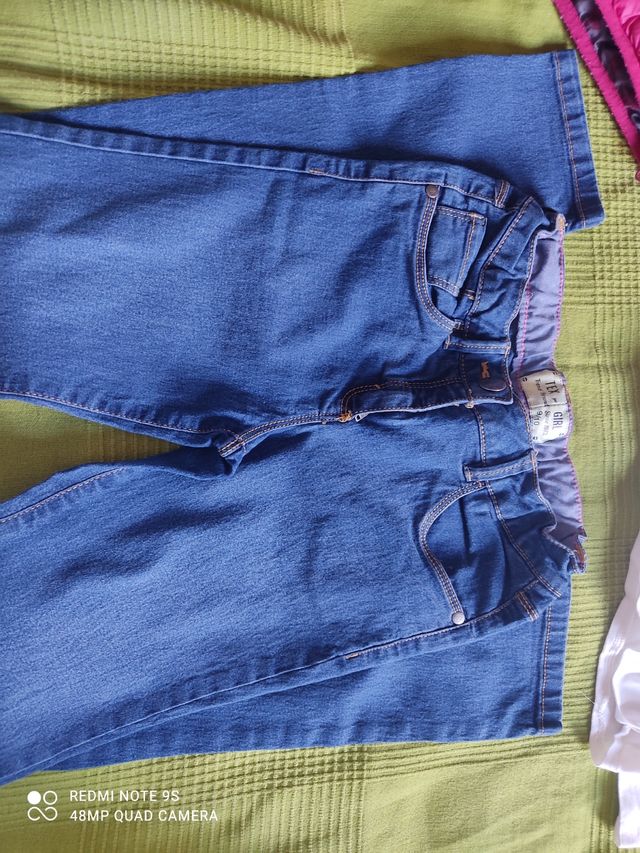 Ropa niña: chaleco rosa + camiseta + jeans